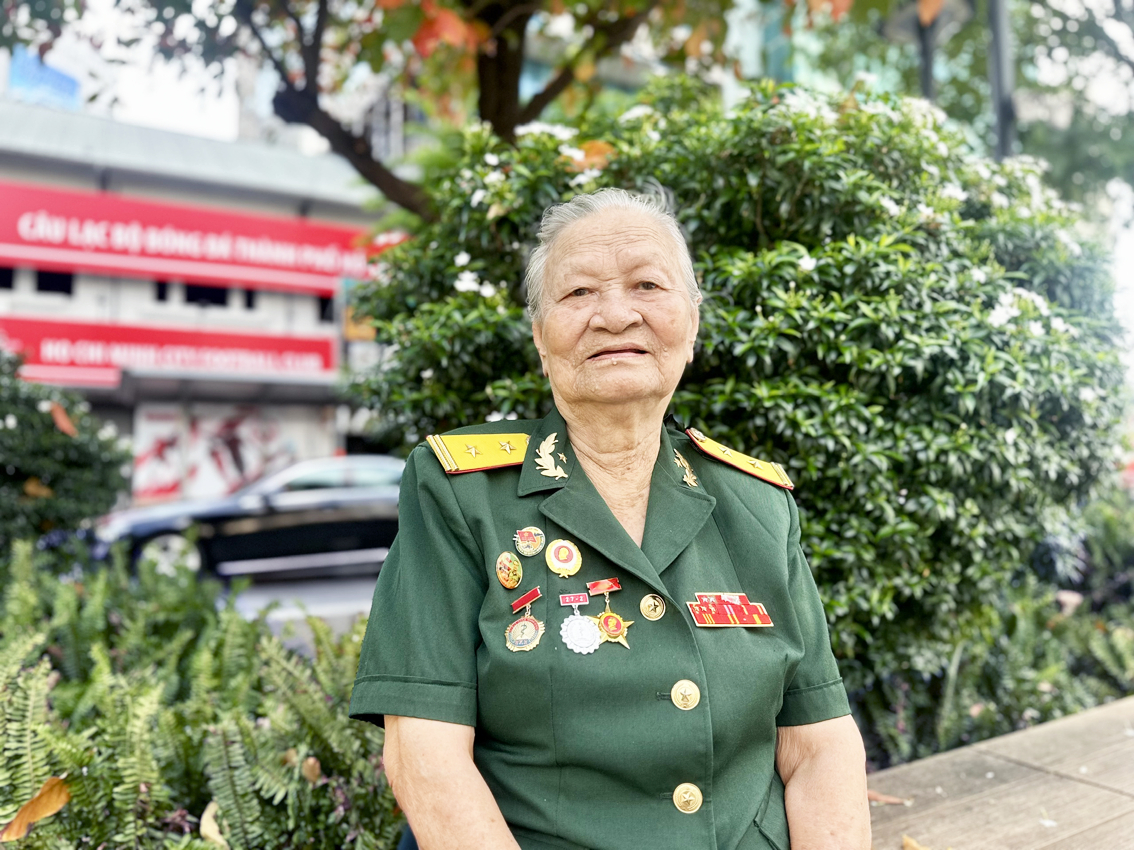 Bà Ngô Thị Thái Nghiêm - từng là y tá  Đội điều trị 6, Quân y tiền phương Điện Biên Phủ -  nhớ lại thời tuổi trẻ, tham gia chiến dịch Điện Biên Phủ 