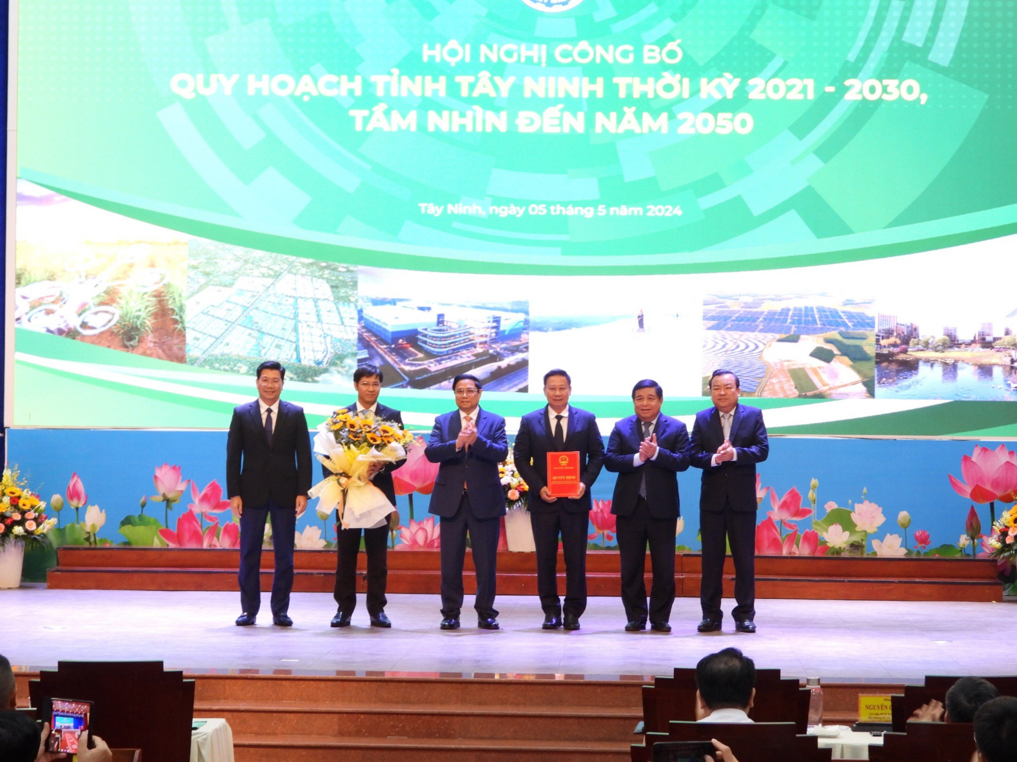 Thủ tướng Phạm Minh Chính trao quyết định và tặng hoa chúc mừng tỉnh Tây Ninh - Ảnh: Việt Dũng 