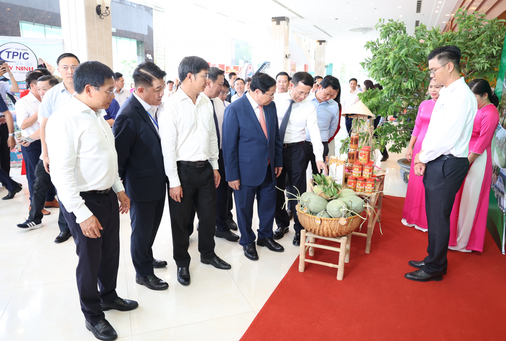 Thủ tướng Phạm Minh Chính cùng các đại biểu tham quan gian hàng trưng bày sản phẩm nông nghiệp đặc trưng của tỉnh Tây Ninh - Ảnh: Việt Dũng