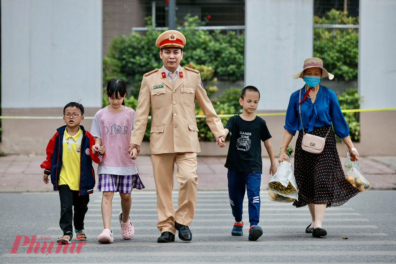 CSGT Hà Nội đưa người dân qua đường trong dịp nghỉ lễ lễ 30/4-1/5.