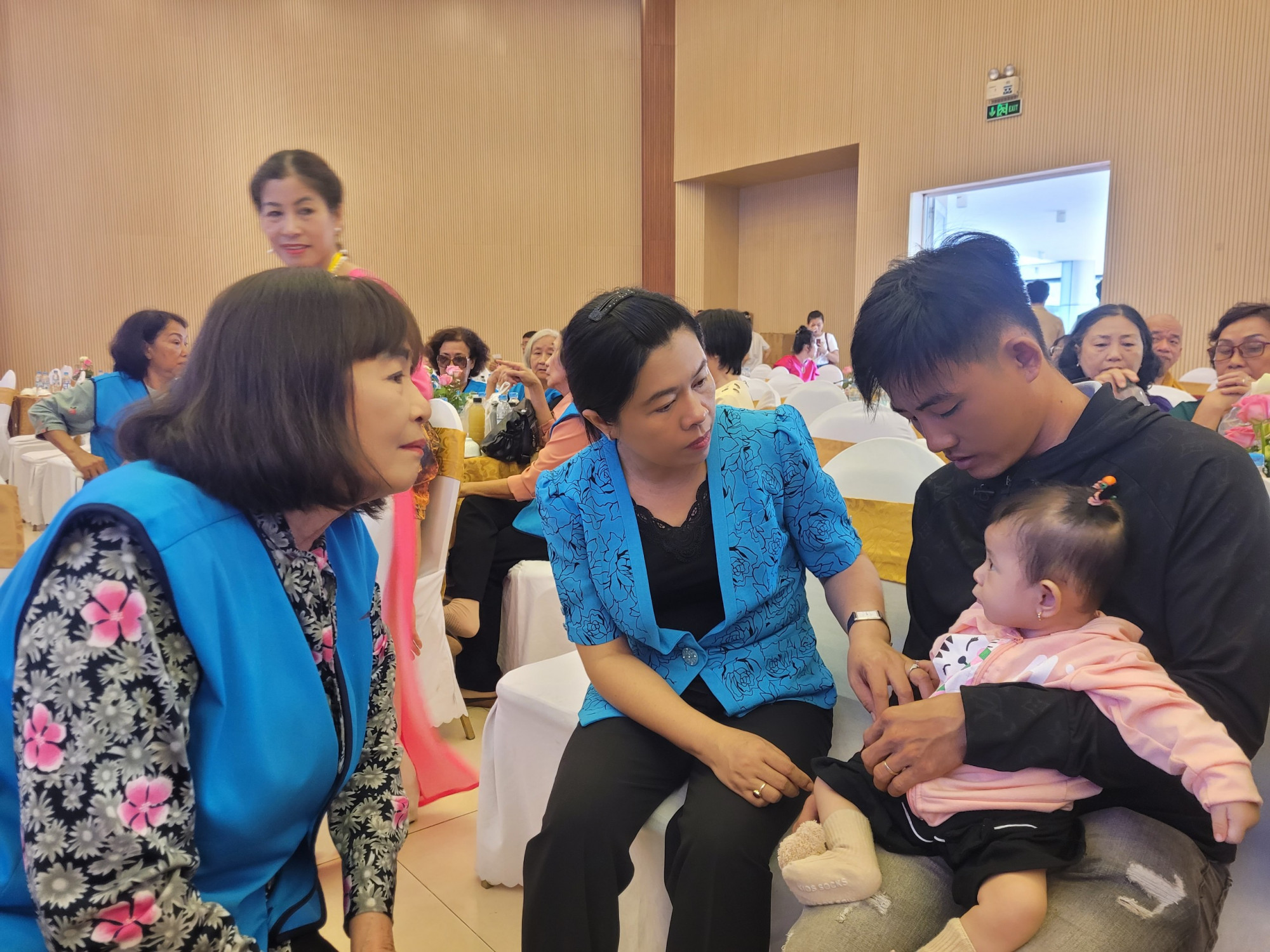 Bà Nguyễn Trần Phượng Trân - Chủ tịch Hội LHPN TPHCM (thứ hai từ phải sang) và bà Nguyễn Thị Huệ - Chủ tịch Hội Phụ nữ Từ thiện TPHCM (bìa trái) trò chuyện với gia đình bé Trâm Anh
