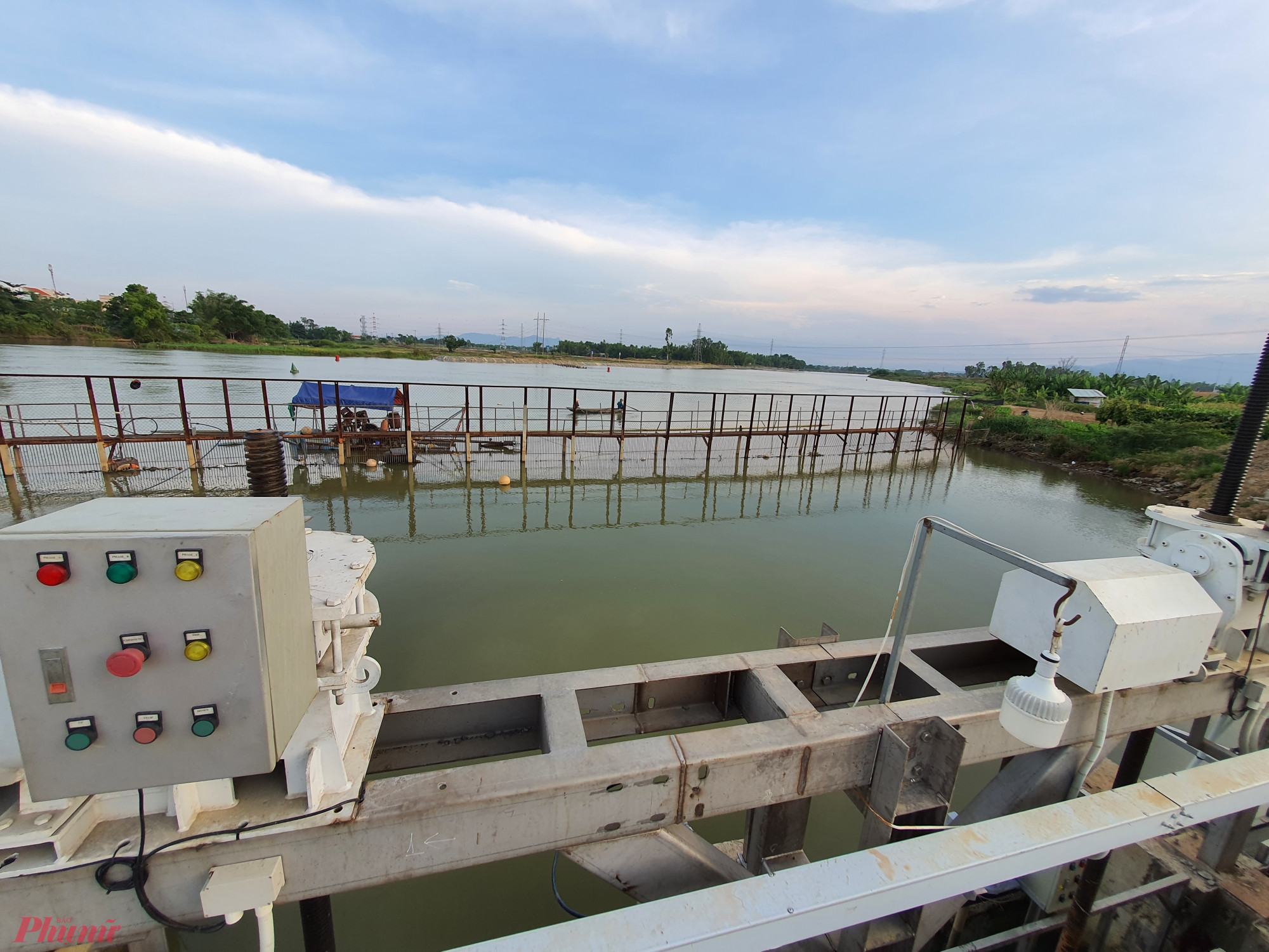 Cửa thu nước của nhà máy nước Cầu Đỏ liên tục bị nhiễm mặn nên phải lấy nước thô từ trạm bơm phòng mặn An Trạch cách khoảng 12km