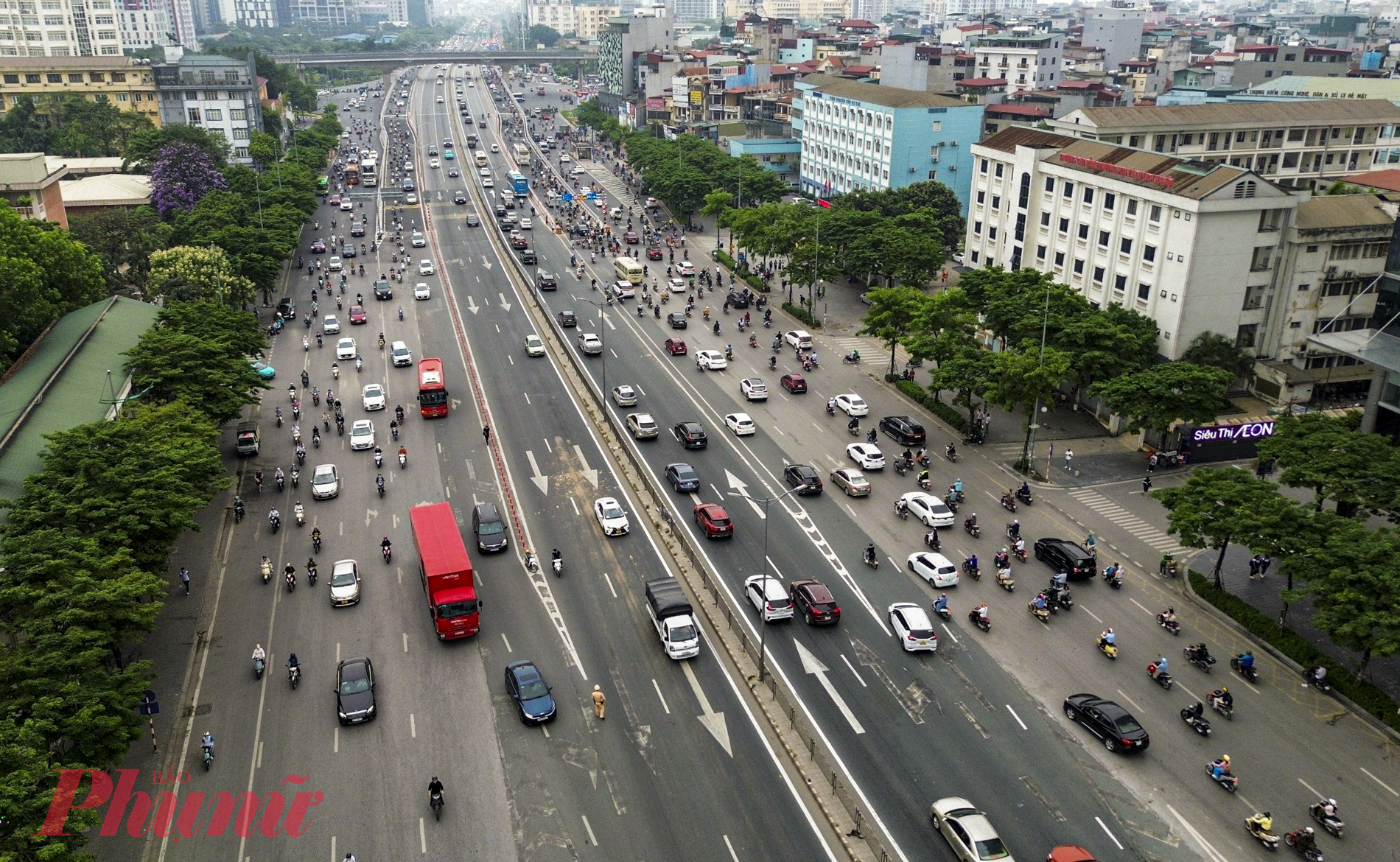 Ô tô từ vành đai 3 trên cao đi cầu Thanh Trì sẽ thẳng qua cầu vượt Mai Dịch cũ; nếu đi Phạm Hùng qua cầu thép xuống đường Phạm Hùng; nếu đi Xuân Thủy hoặc Hồ Tùng Mậu xuống đường Phạm Văn Đồng đi theo chỉ dẫn vạch sơn và biển báo hiệu khu vực trung tâm nút giao gầm cầu Mai Dịch. Ô tô đi cầu Thanh Trì qua cầu thép hoặc đi thẳng qua nút giao Mai Dịch để đi vào vành đai 3 trên cao.