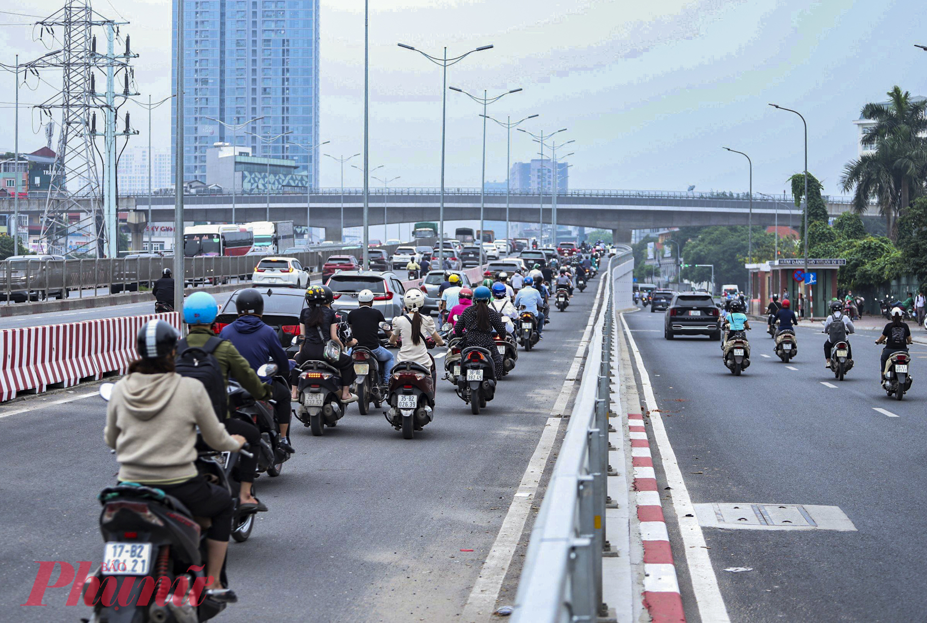 Ngay sau khi rào chắn được gỡ bỏ, xe máy và ô tô đã lưu thông trên cầu vượt thép. Vào giờ cao điểm, dòng phương tiện lưu thông qua cầu vượt thép hoàn toàn thuận lợi, không còn cảnh ùn tắc như trước đây.