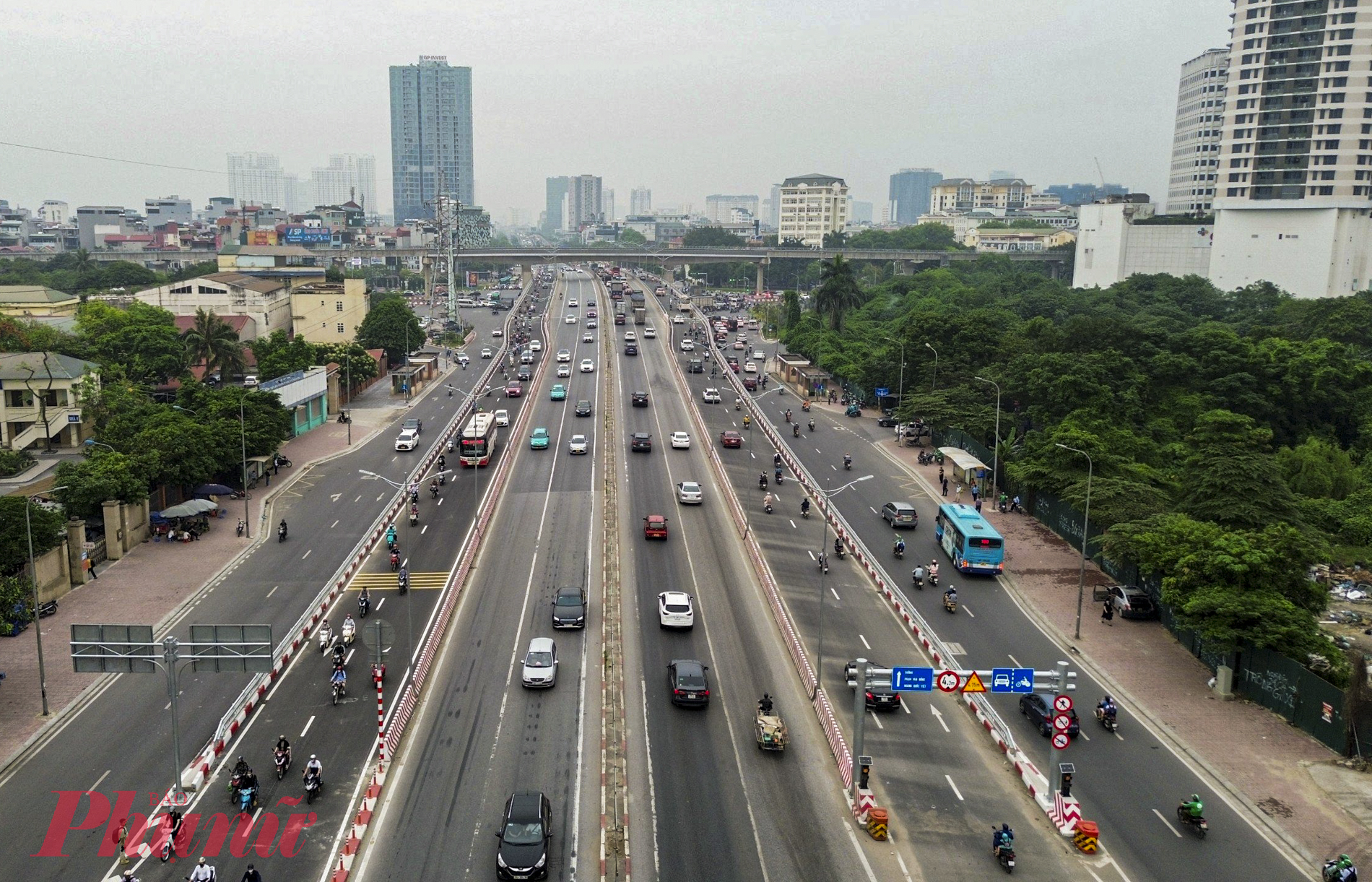 Cầu vượt tại nút giao Mai Dịch thuộc dự án Vành đai 3 trên cao Nam Thăng Long - Mai Dịch, có tổng mức đầu tư 342 tỷ đồng. Mỗi bên cầu thép rộng 7,7 m, bố trí một làn xe cơ giới rộng 3,5 m, một làn xe máy rộng 2,75 m. Người đi bộ, đi xe đạp, xe thô sơ bị cấm lên cầu. Sau khi cầu thông xe, cầu vượt Mai Dịch cũ được tách thành trục cao tốc, kết nối với vành đai 3 trên cao. Tốc độ lưu hành cho phép đối với phương tiện trên cầu Mai Dịch cũ (đường cao tốc) và cầu vượt mới tối đa 60 km/h.