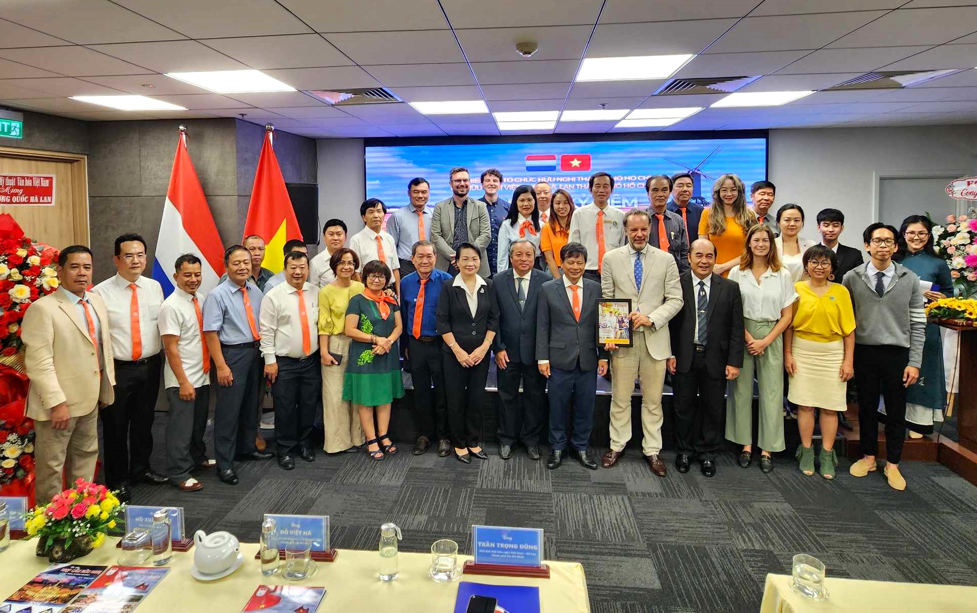 Phái đoàn Tổng lãnh sự Vương quốc Hà Lan tại TPHCM và các đại biểu chụp hình lưu niệm trong buổi họp mặt mừng Quốc khánh Hà Lan