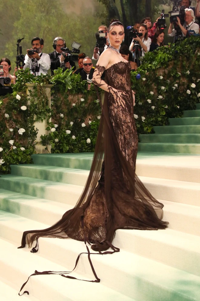Emma Chamberlain ấn tượng không kém trong chiếc váy phối ren màu nâu mất 640 giờ hoàn thành đến từ nhà mốt Jean Paul Gaultier