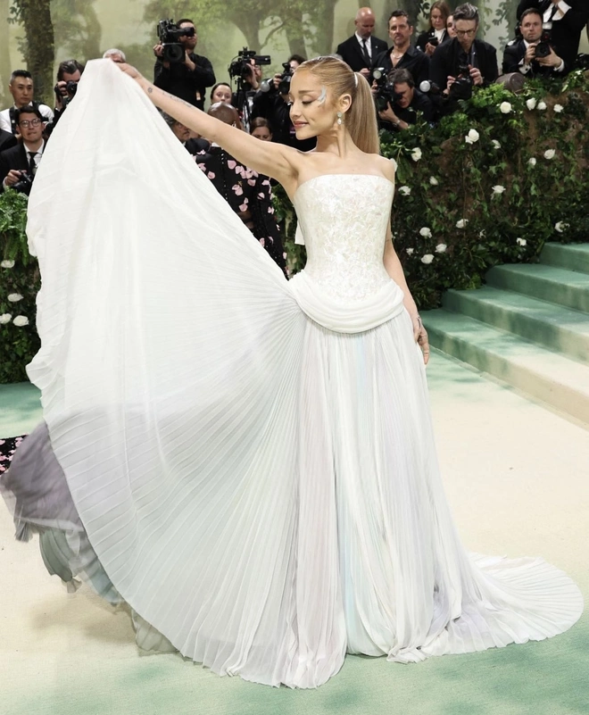 Ariana Grande xinh như công chúa trong mẫu váy trắng thướt tha, nhẹ nhàng nhưng có phần hơi hiền và thiếu điểm nhấn