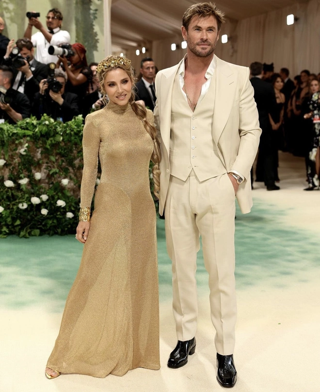 Chris Hemsworth bảnh bao, lịch lãm trong bộ suit màu be xuất hiện cùng Elsa Pataky