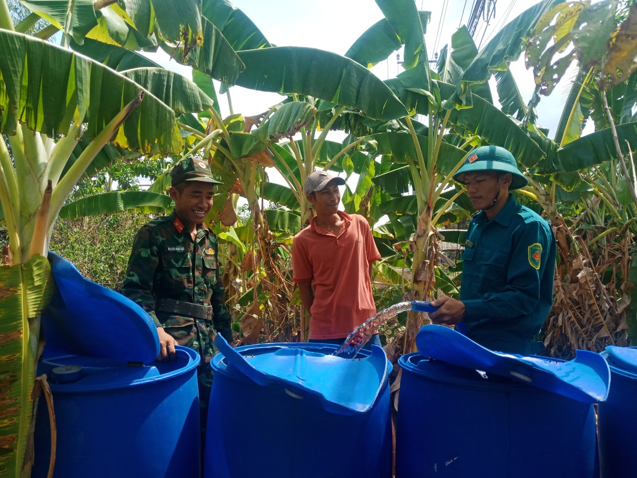 Người dân vui mừng khi nhận được nước sạch từ Bộ CHQS tỉnh Kiên Giang hỗ trợ