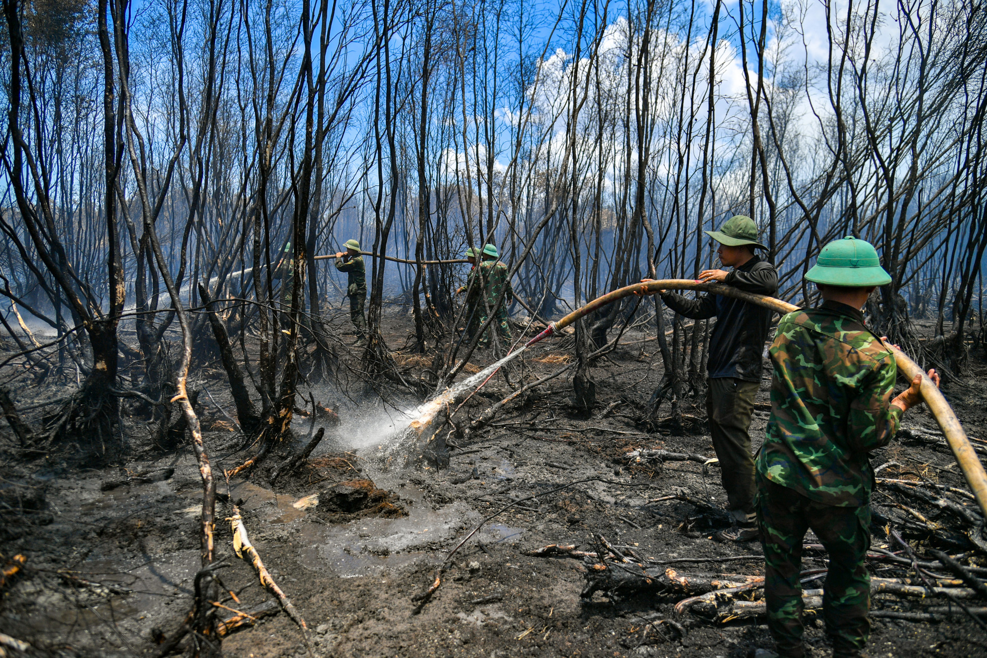 Lực lượng chức năng chữa cháy rừng ở huyện Giang Thành