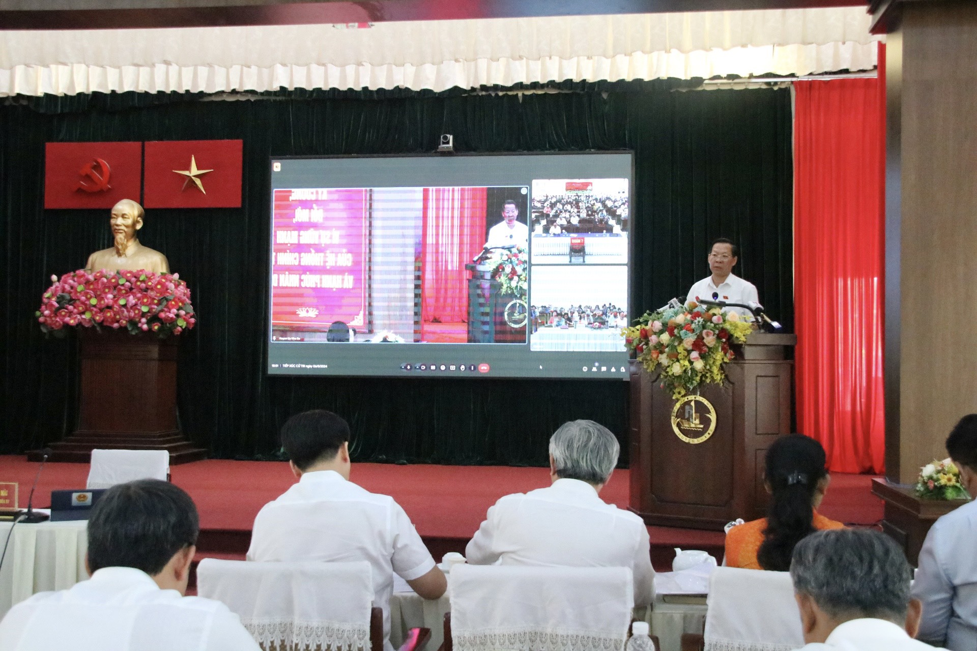 Chủ tịch UBND TPHCM Phan Văn Mãi trao đổi với đại biểu và cử tri 