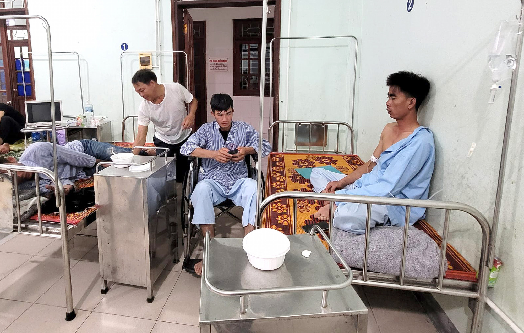 Hiện 4 công nhân đang được điều trị tại Bệnh viện Đa khoa thị xã Kỳ Anh trong tình trạng đa chấn thương - Ảnh: Khánh Trung