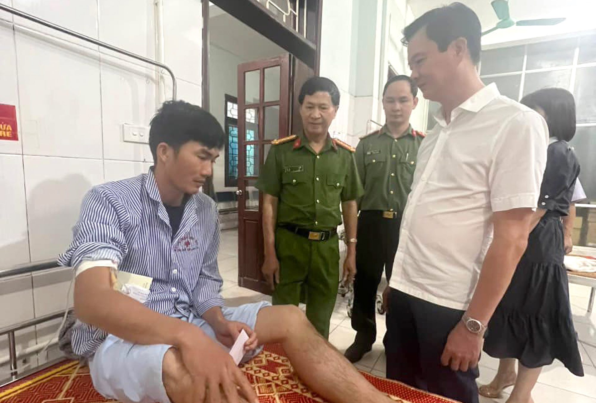 Lãnh đạo tỉnh Hà Tĩnh thăm hỏi, động viên các công nhân đang điều trị tại bệnh viện - Ảnh: Khánh Trung