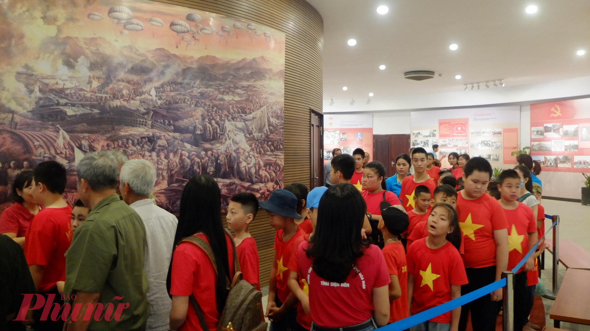 Các em học sinh của Trung tâm giáo dục hòa nhập tỉnh Điện Biên xếp hàng vào phòng tranh panorama
