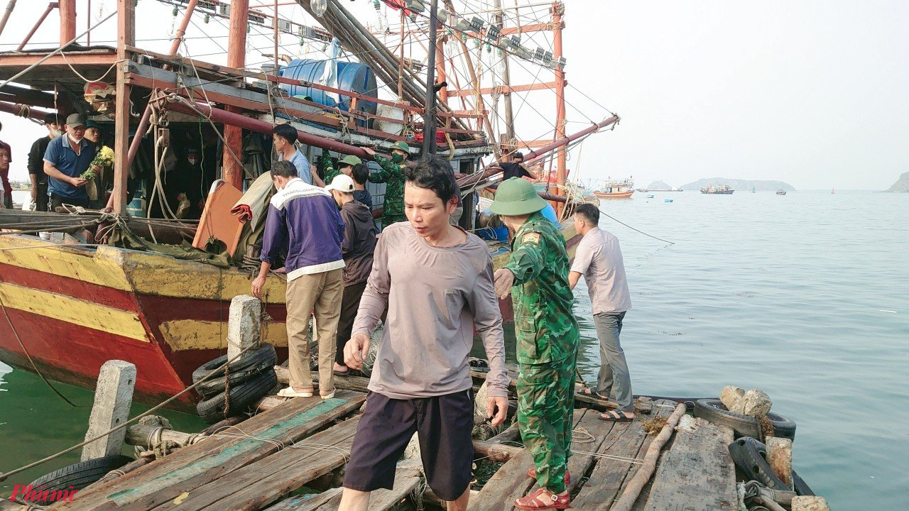 Một số ngư dân gặp nạn được đưa vào bờ