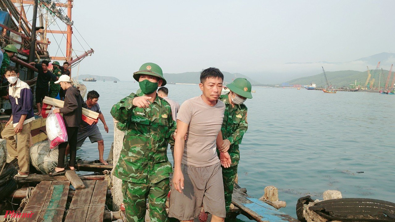  Lực lượng Biên phồng Quảng Bình phối hợp cùng ngư dân hỗ trợ các ngư dân bị nạn trên biển