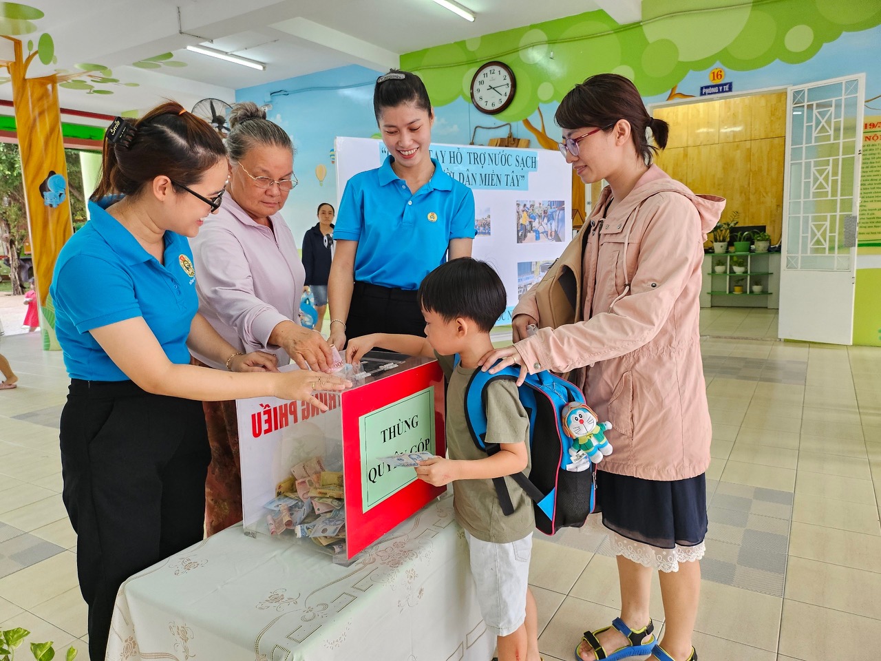 Phụ huynh và trẻ Trường Mầm non 19/5 ủng hộ trong chương trình