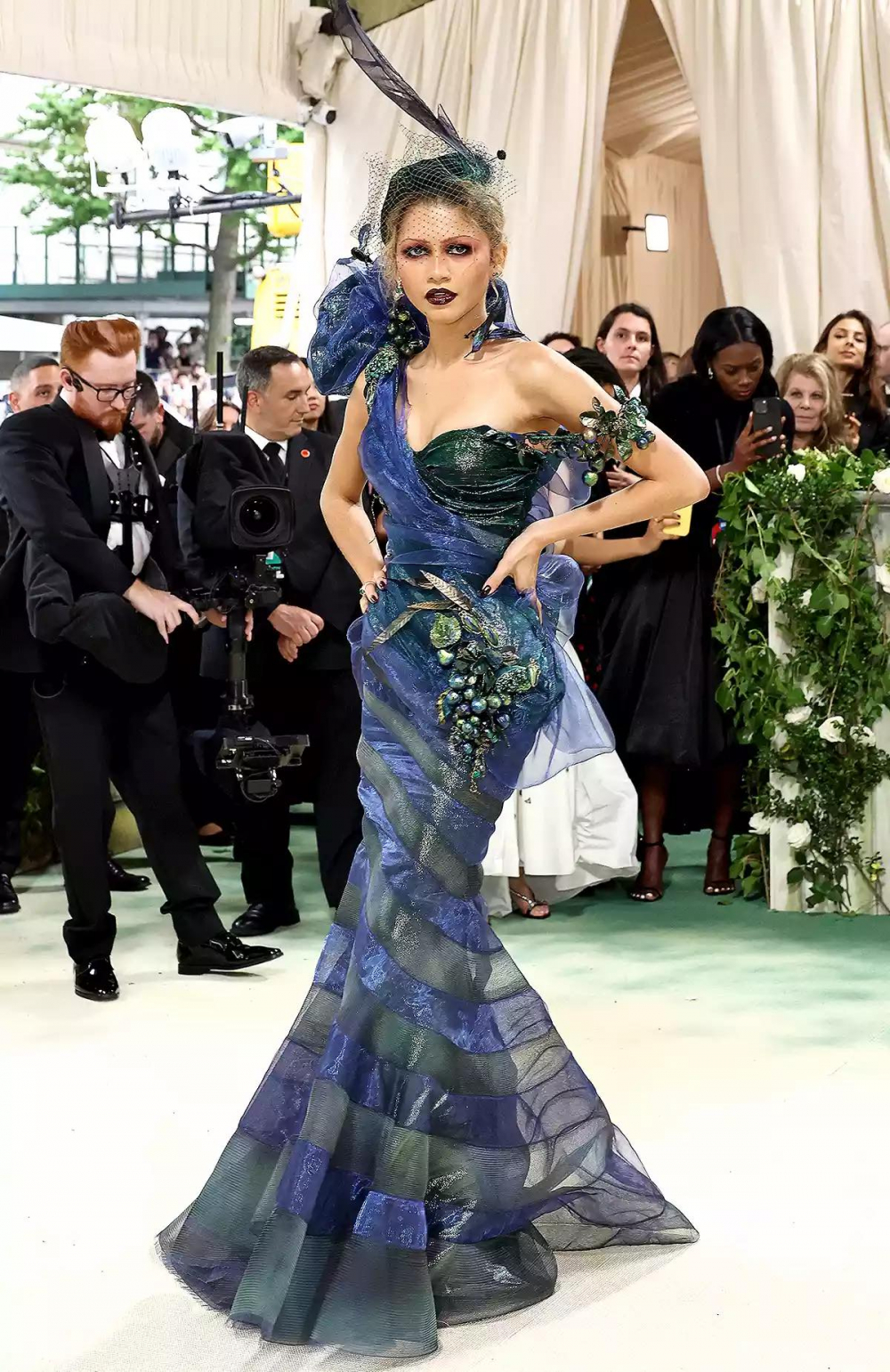 Zendaya, một trong những đồng chủ tịch của đêm, mặc một chiếc váy Maison Margiela tùy chỉnh của John Galliano gọi lại một trong những thiết kế trước đây của anh ấy cho Christian Dior, bao gồm vải tuyn sapphire và xanh rừng, cộng với chi tiết nho và lông vũ 3D và một chiếc mũ phù hợp.