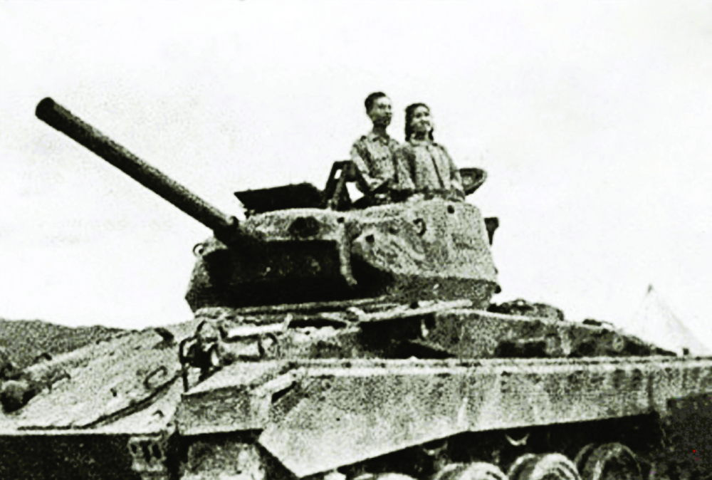Tấm hình cưới trên tháp pháo xe tăng  của y sĩ Ngọc Toản và Đại đoàn phó  Cao Văn Khánh là tấm hình lịch sử -  Ảnh tư liệu