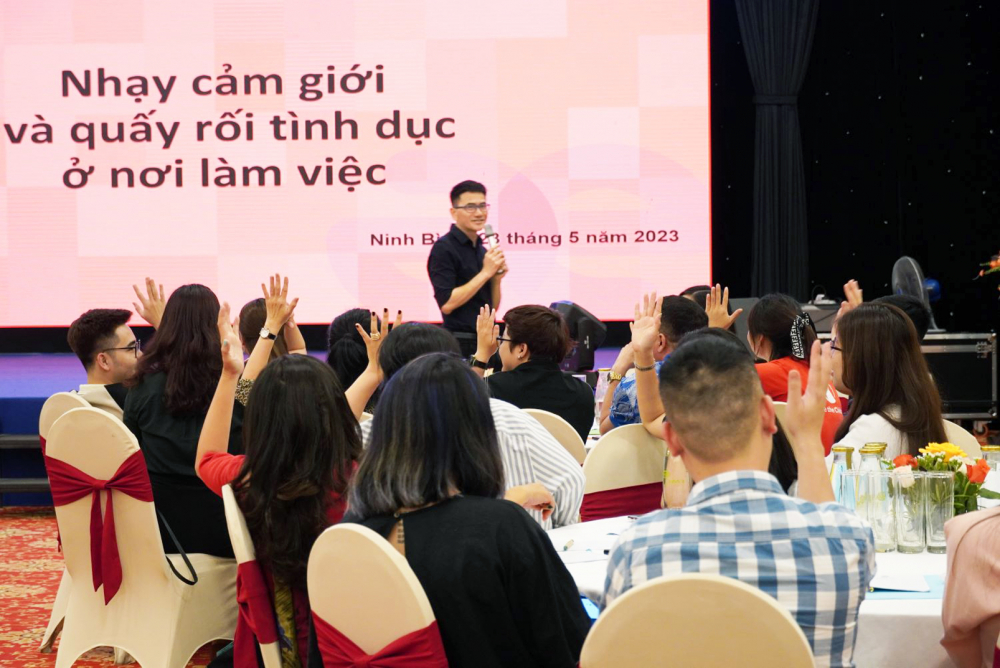 Thạc sĩ Lê Quang Bình chia sẻ với các bạn trẻ các vấn đề về giới, quấy rối tình dục