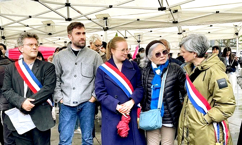 Bà Trần Tố Nga (thứ hai từ phải sang) và những người ủng hộ trong cuộc biểu tình phản đối các công ty hóa chất chịu trách nhiệm về chất độc màu da cam tại quảng trường Cộng Hòa ở Paris, ngày 4/5/2024 - Nguồn ảnh: TTXVN