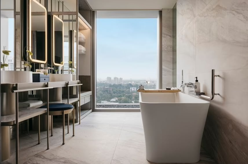 Phòng tắm Terrace Suite. Khách sạn này do công ty kiến ​​trúc WOHA của Singapore thiết kế. Công ty này nổi tiếng với tích hợp yếu tố môi trường vào những thiết kế của mình.