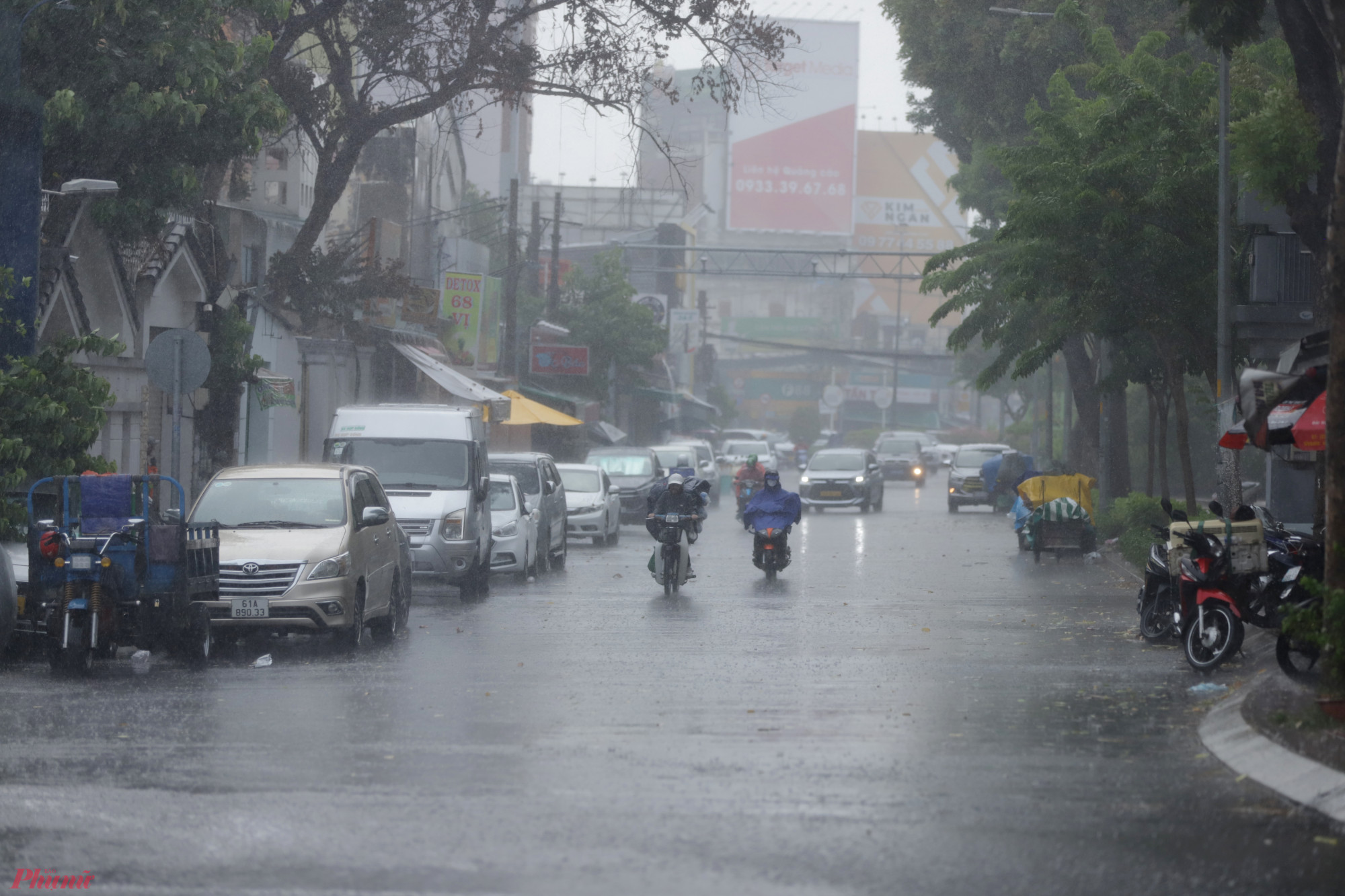 Cơn mưa kéo dài khoảng 30 phút. Theo ghi nhận, cơn mưa xuất hiện ở các quận 1, 3, 10...