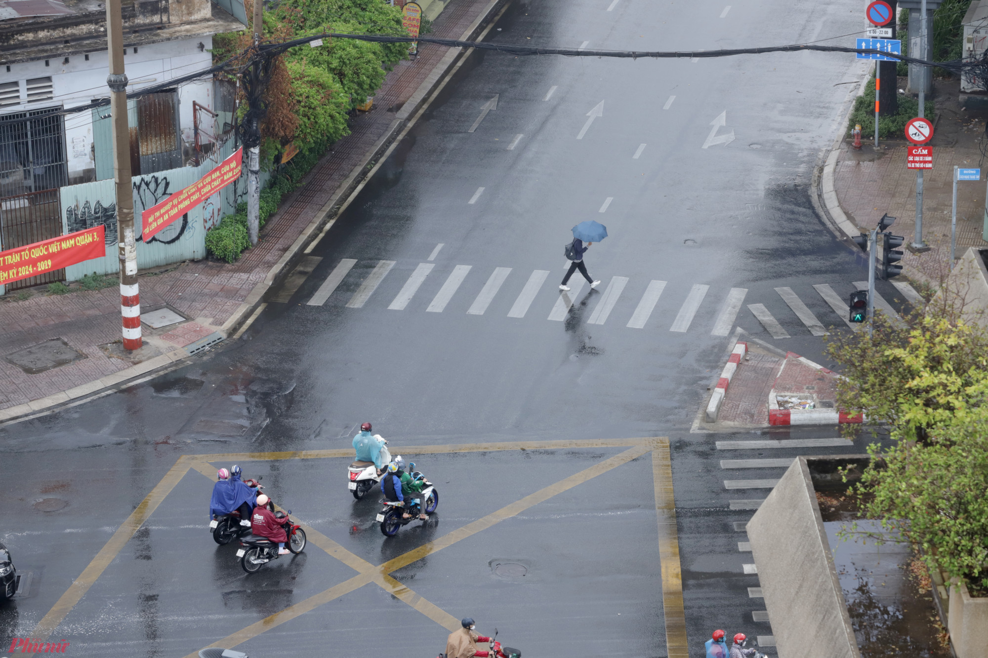 Mưa lớn đọng nhiều vũng nước trên mặt đường Cách Mạng Tháng 8. Thẻo dự báo của Đài Khí tượng Thủy văn khu vực Nam bộ, trong những ngày tiếp theo sẽ có mưa với lưu lượng lớn diễn ra trên diện rộng, nhất là vào ngày 8/5.