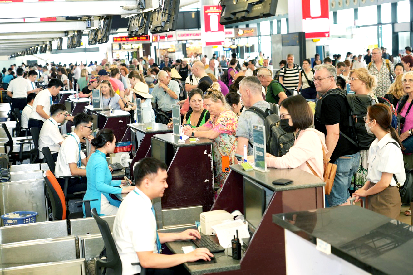 Hành khách  làm thủ tục  lên máy bay ở sân bay Nội Bài  (Hà Nội)  tháng 1/2024 - ẢNH: NAM VIỆT