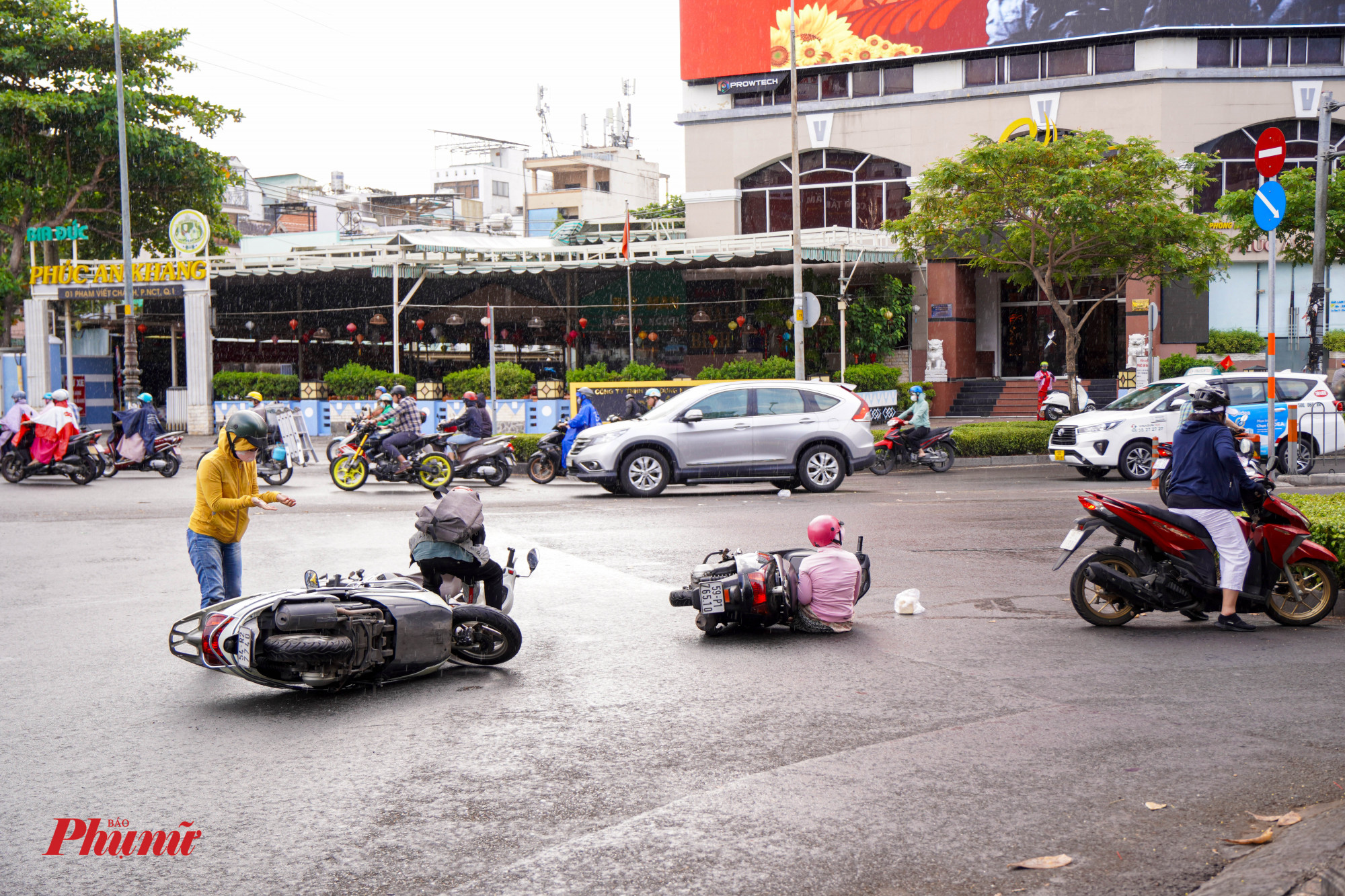 hiều vụ va chạm, té ngã do người dân một phần cố ý chạy nhanh tránh mưa, và phần nào do đường trơn trượt