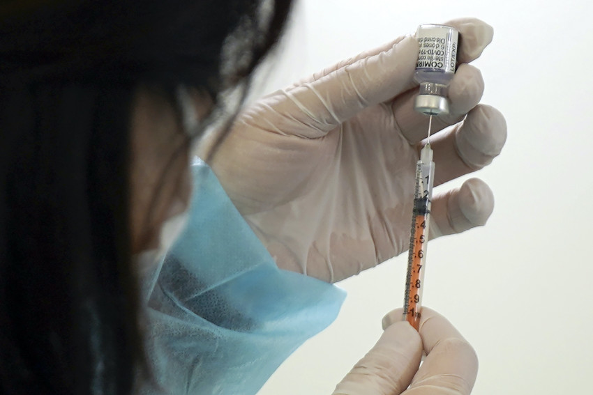 Một nhân viên y tế chuẩn bị một liều vắc xin Pfizer COVID-19 ở Tokyo - Ảnh: AP