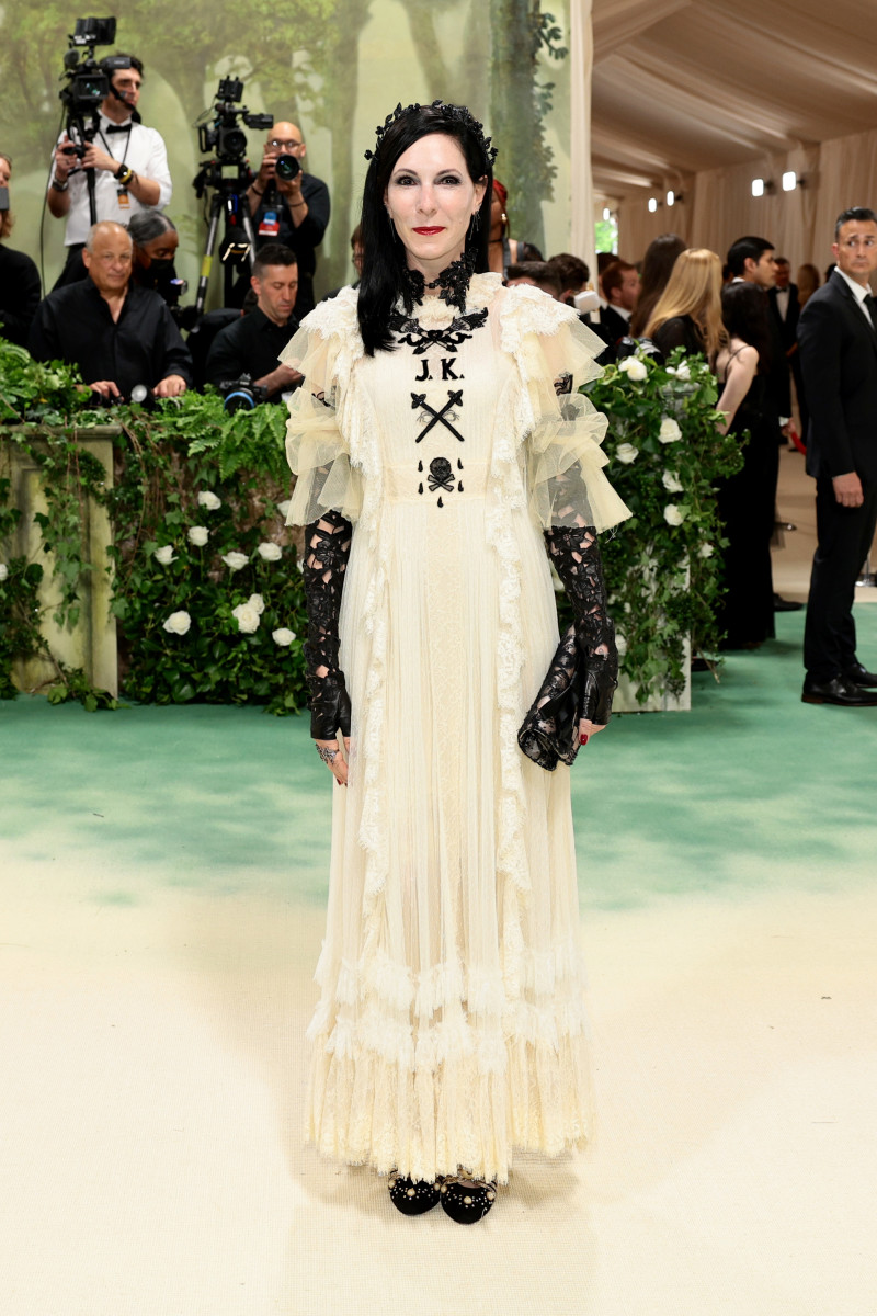 Nhà văn Mỹ Jill Kargman chọn trang phục ren khó hiểu và lôi thôi khiến cô trông giống như nhân vật trong Cô dâu xác chết.