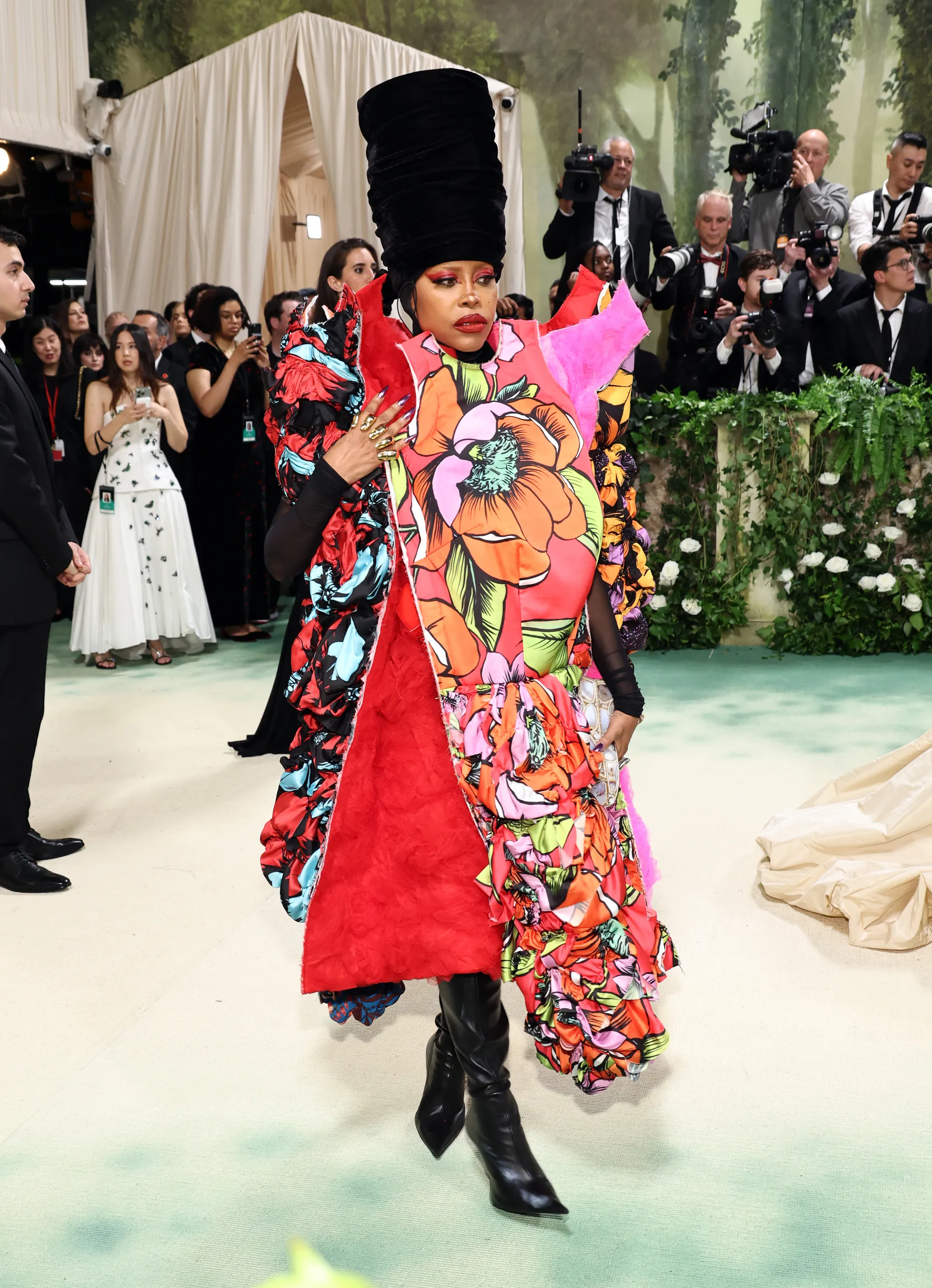 Những bộ cánh 'quái dị' tại Met Gala 2024 - Báo Phụ Nữ