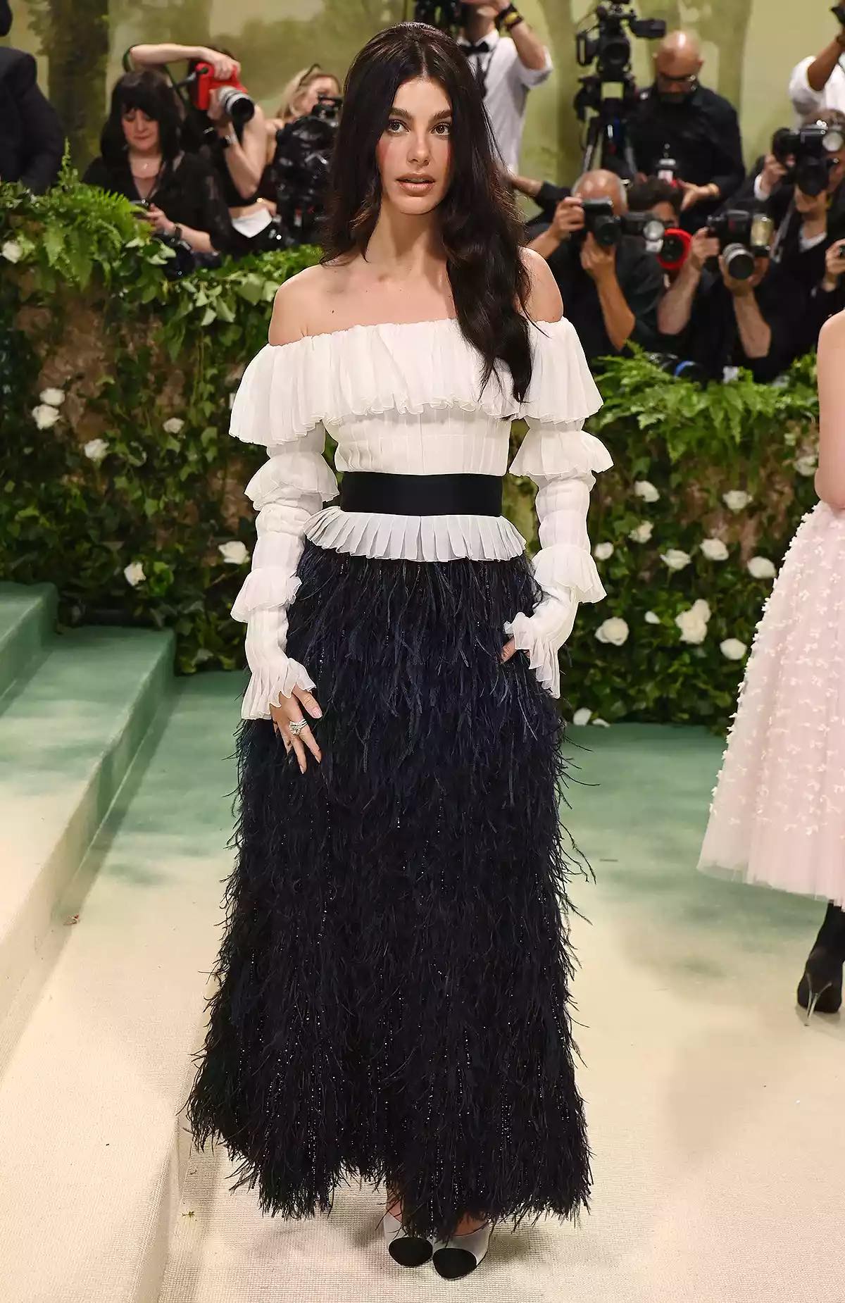 Camila Morrone mặc một chiếc áo sơ mi phồng với váy lông vũ, trong một diện mạo đầy đủ của Chanel.