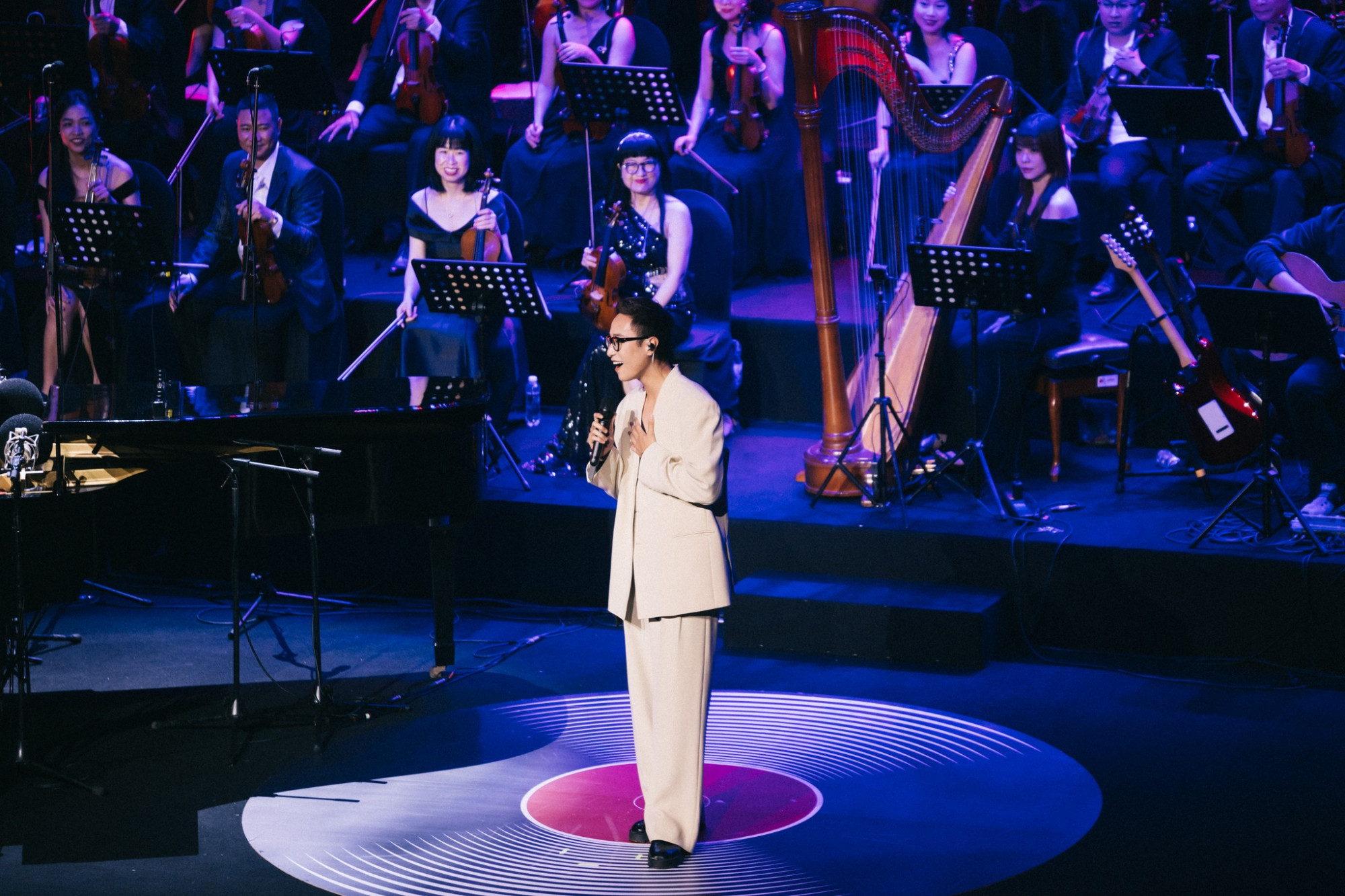 Ca sĩ Hà An Huy biểu diễn trong chương trình Musique de Salon tháng 3/2024, tại TPHCM (Ảnh: Ban tổ chức)