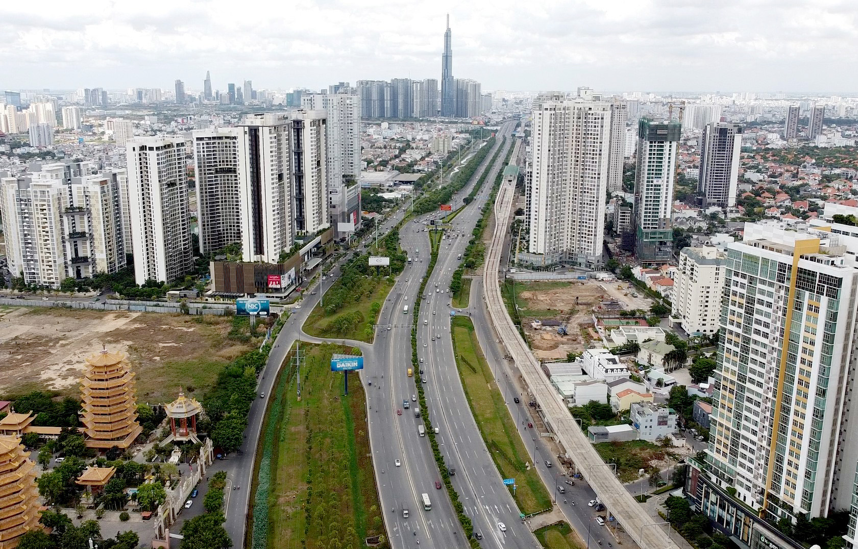 TPHCM triển khai đồng bộ, quyết liệt các giải pháp tháo gỡ vướng mắc này dự kiến sẽ có khoảng hơn 100 hồ sơ dự án được giải quyết, với khoảng hơn 80.000 giấy chứng nhận sẽ được cấp, nguồn thu mang lại cho ngân sách khoảng hơn 80.000 tỉ đồng.