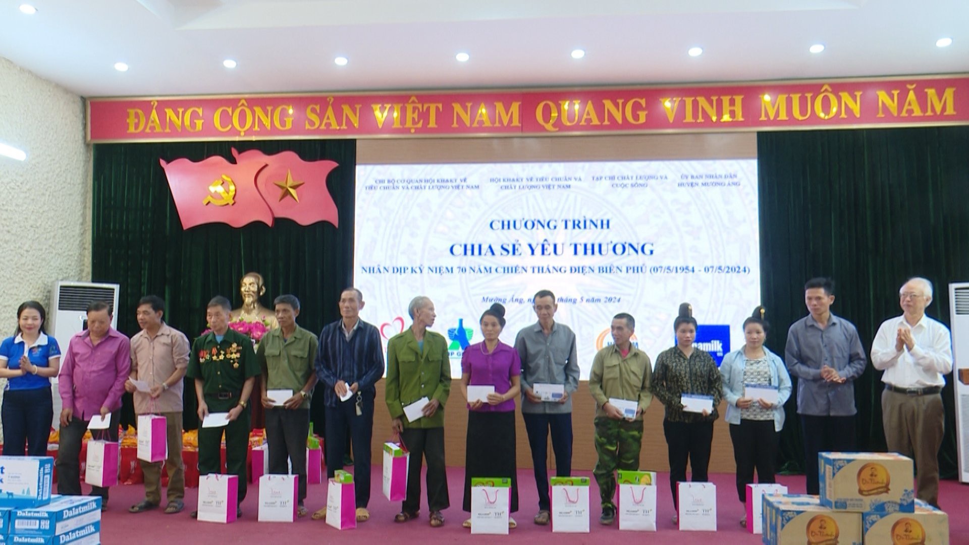 Tân Hiệp Phát trao tặng 100 suất quà tiền mặt trị giá 100 triệu đồng cùng nhiều sản phẩm trà thanh nhiệt Dr Thanh cho các cựu chiến binh - Ảnh: THP