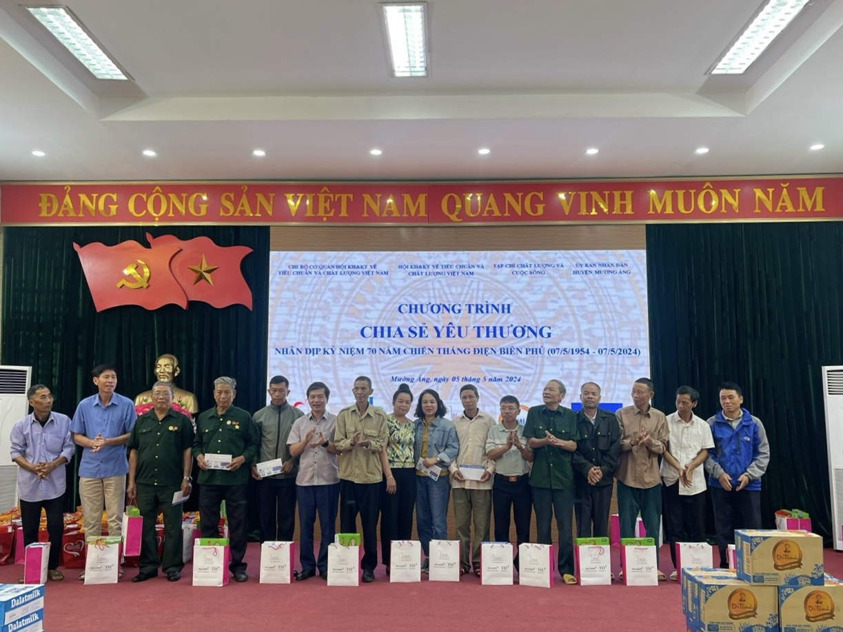 Chương trình “Chia sẻ yêu thương” thăm hỏi và tri ân các cựu chiến binh Điện Biên tổ chức tại huyện Mường Ảng, tỉnh Điện Biên ngày 5/5 - Ảnh: THP