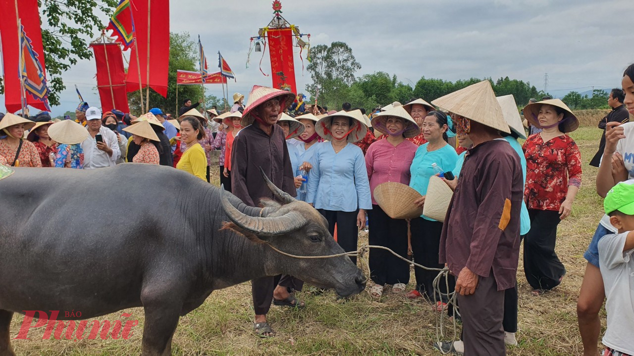 Trước đây lễ vật cúng Đình là do nhân dân đóng góp. Trẻ chăn trâu là nhân vật chủ chốt của lễ cúng Đình và Cồn Thần. Từ việc thu gom vật phẩm trong làng, đến nấu nướng, mua sắm dọn lễ... đều do trẻ chăn trâu trong làng đảm trách. Các chức sắc cao niên trong làng chỉ đạo văn tế lễ. Sau lễ cúng tổ chức dọn tiệc ngay tại đình. Toàn bộ trẻ chăn trâu và các vị chức sắc cao niên trong làng ngồi dự bình đẳng với nhau, không phân biệt chủ tớ, sang hèn.