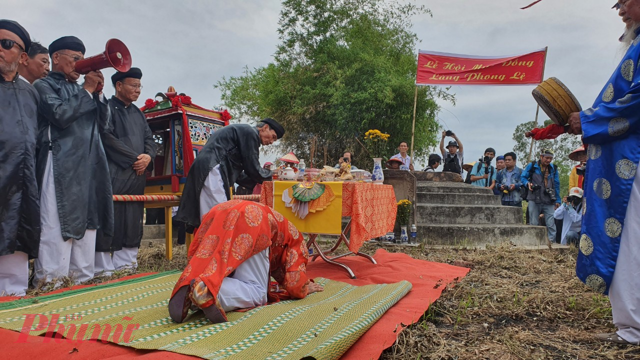 Các nghi thức trong lễ hội gồm có 03 phần lễ, 01 phần hội đó là rước Thần Nông từ Cồn Thần về đình Thần Nông; tiếp theo là lễ an vị thần, các chư phái tộc thay nhau vào Đình dâng hương, đảnh lễ thần. Sau cùng là lễ rước Thần Nông dạo đồng Phong Lệ được tiến hành suốt cả một ngày, nhưng đông vui hơn cả là vào ban đêm.