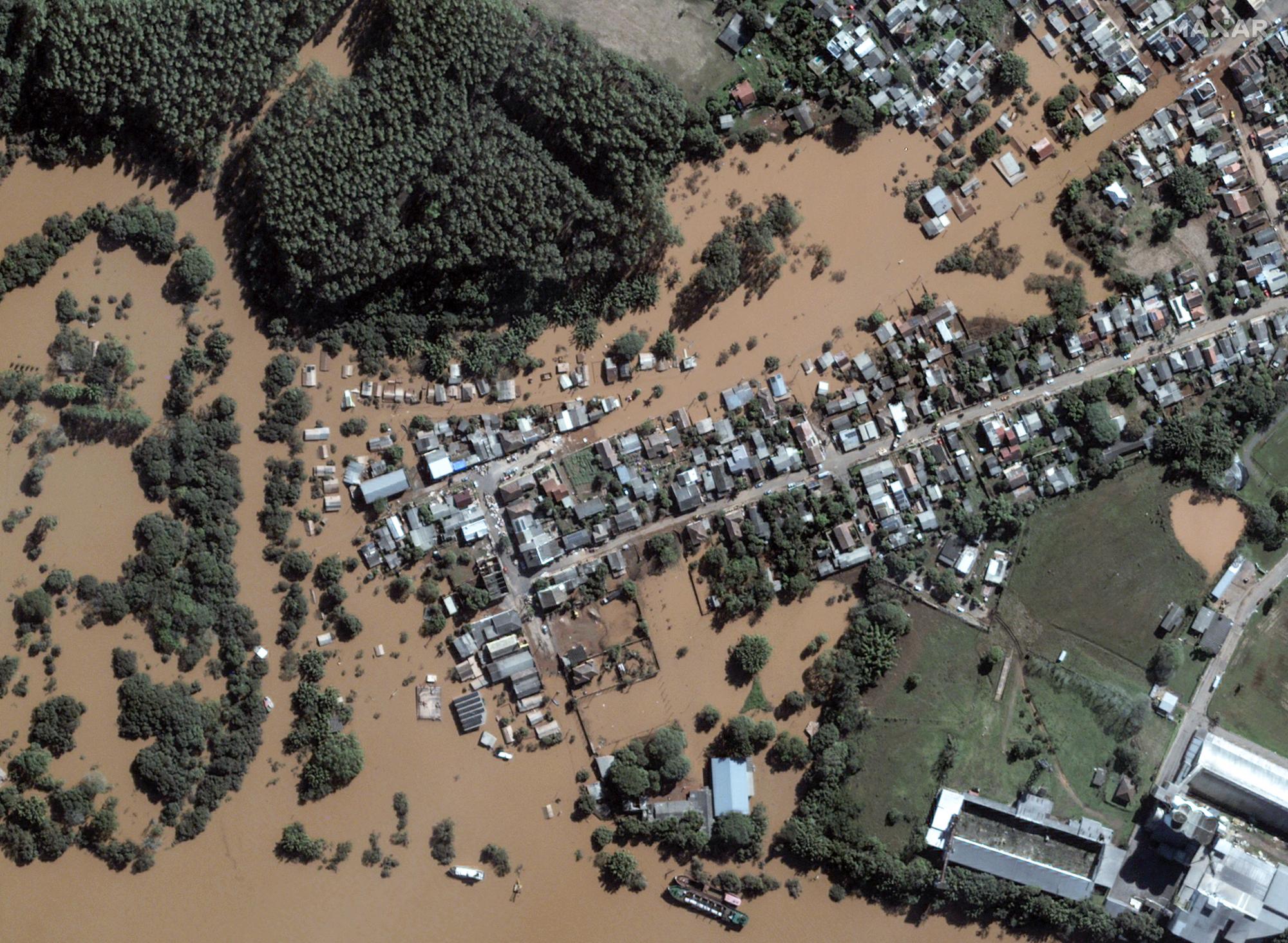 Những trận mưa lớn bắt đầu từ tuần trước đã khiến các con sông ngập lụt, làm ngập toàn bộ thị trấn và phá hủy các con đường, cây cầu trên khắp bang Rio Grande do Sul, miền nam Brazil. Sông Taquari ở Rio Grande do Sul.