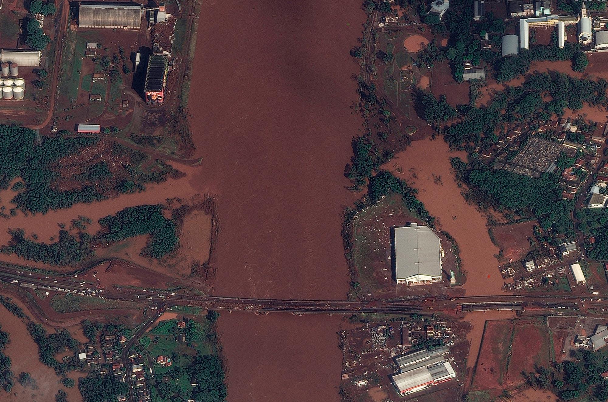 Sông Taquari và cầu quốc lộ 386 ở Estrela. Tại Rio Grande do Sul, khoảng 99.800 ngôi nhà đã bị thiệt hại toàn bộ hoặc một phần, kể từ khi những trận mưa như trút nước bắt đầu xảy ra vào ngày 29/4.
