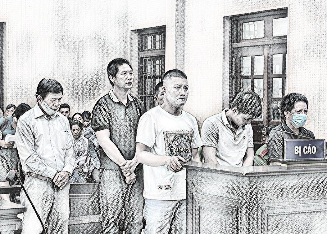 Bị cáo Phượng (ngoài cùng bên phải) nhận bản án hơn 4 năm tù