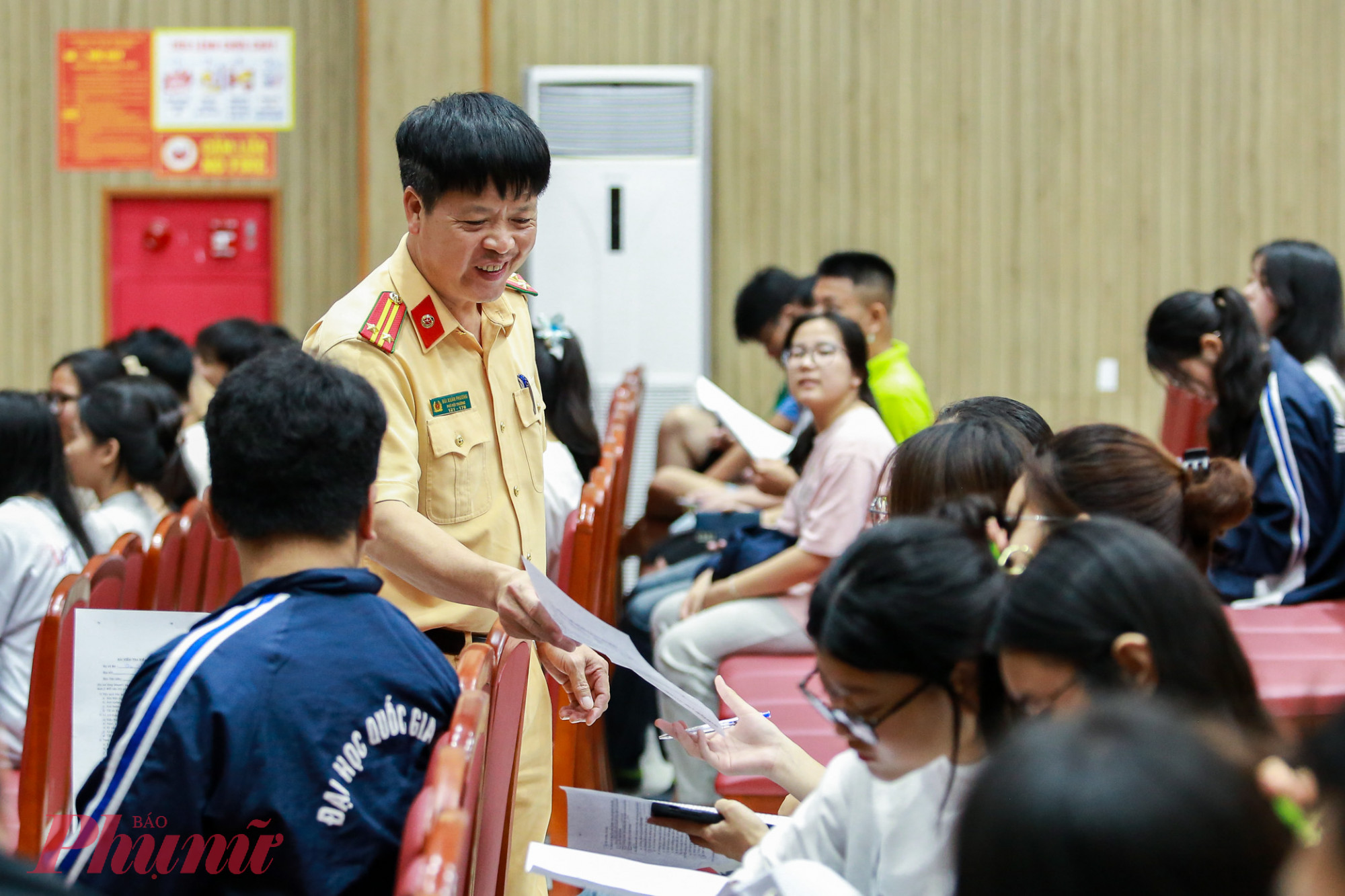 Cũng trong chương trình. Trung Tá Bùi Xuân Phương – Phó Đội Trưởng Đội CSGT số 11 cùng thầy cô quản lý Trung tâm phát bài kiểm tra đánh giá kiến thức hiểu biết về an toàn giao thông đối với các em sinh viên nội trú, qua đó kịp thời phổ biến thêm những kiến thức về an toàn giao thông.