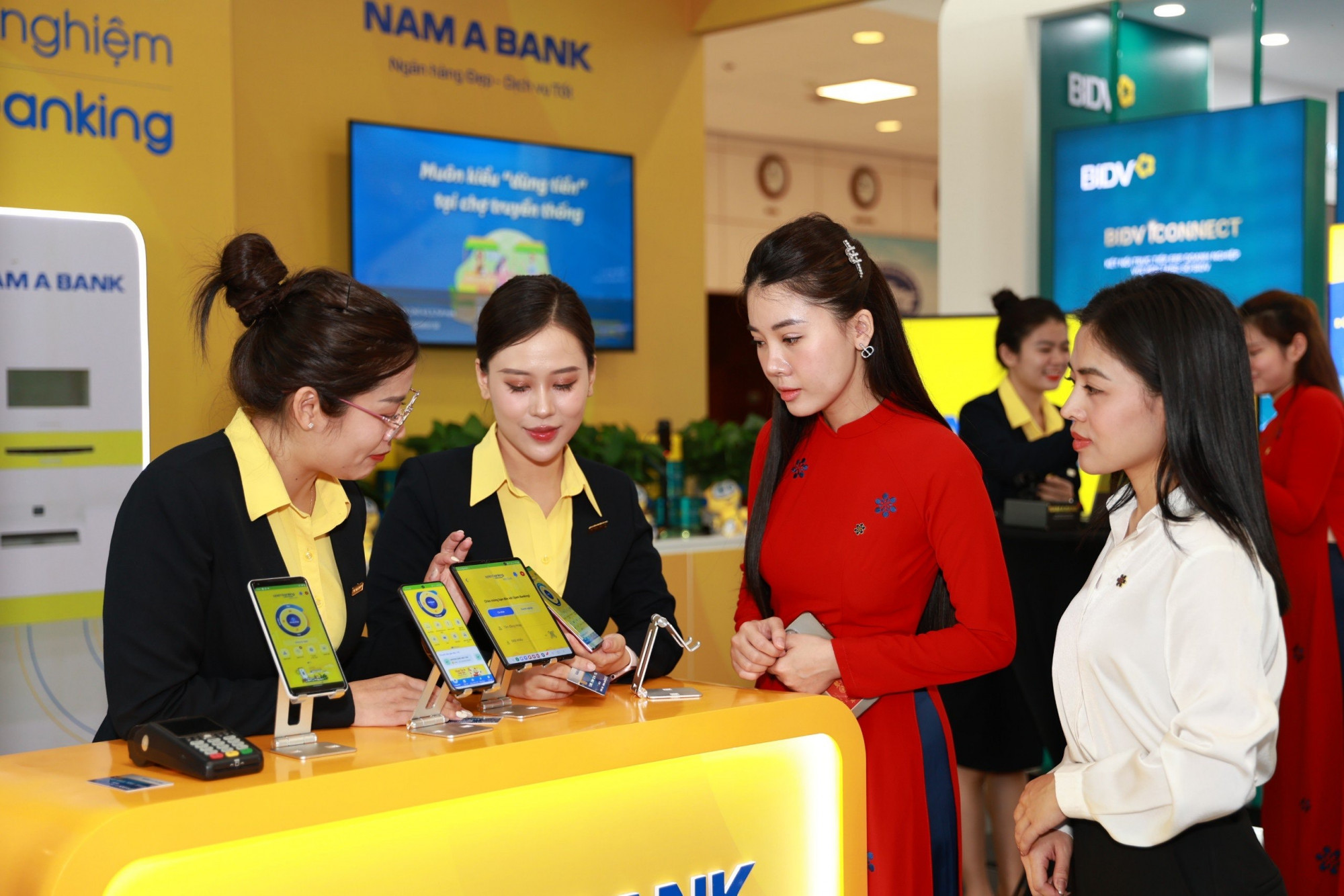 Khách tham quan tương tác cùng Robot OPBA của Nam A Bank - Ảnh: Nam A Bank