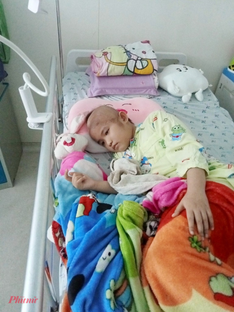 Cháu Lam đang nằm điều trị tại bệnh viện ở TPHCM