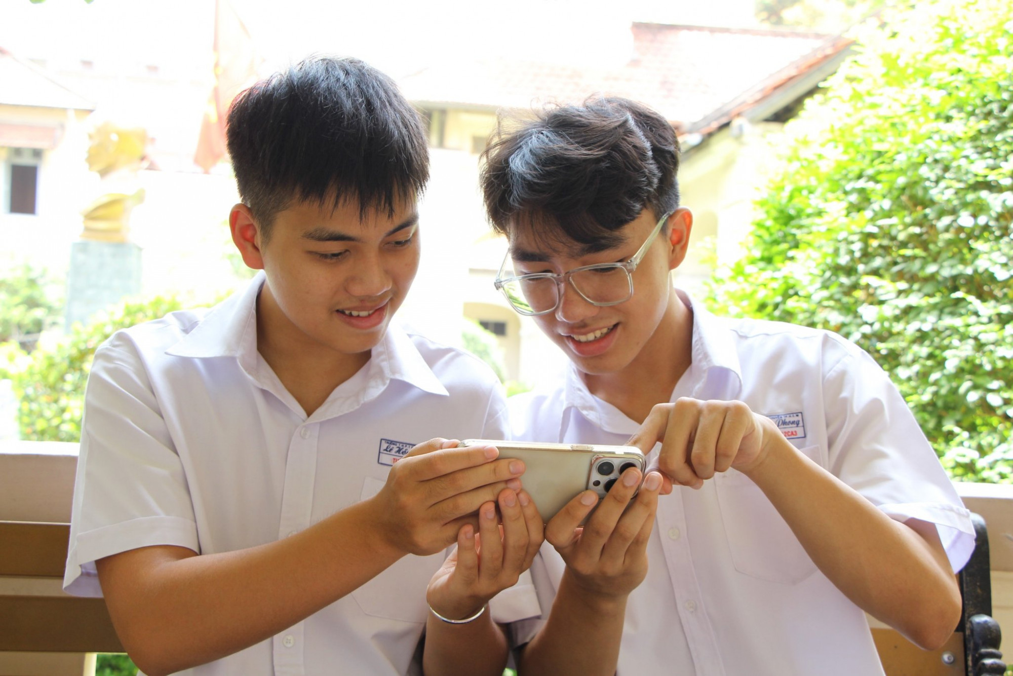 Nhóm 2 học sinh Trường THPT chuyên Lê Hồng Phong được chọn đi quốc tế, em Nguyễn Lê Quốc Bảo bên phải