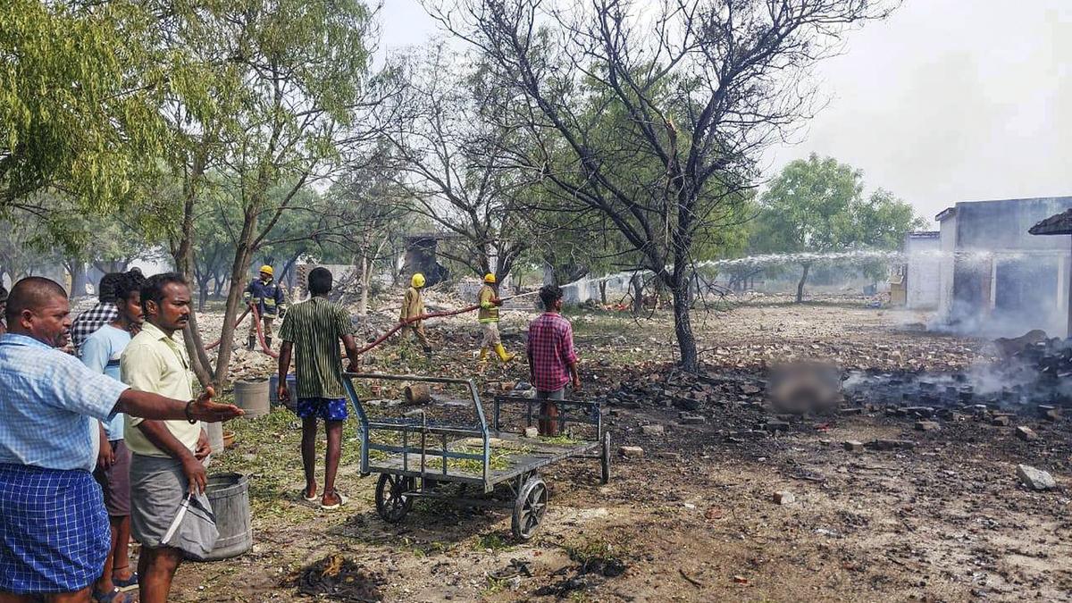 Lính cứu hỏa dập lửa sau vụ nổ tại đơn vị bắn pháo hoa ở Sivakasi, Tamil Nadu - Ảnh: PTI