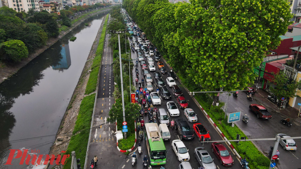 Hàng ngày, lưu lượng phương tiện giao thông qua đây luôn đông đúc bất kể thời gian nào trong ngày.